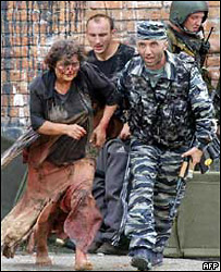 Jedna rukojmích opouští školu v doprovodu ruských vojáků