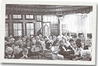 Rhai o'r addolwyr yn Nghapel Minny Street, Caerdydd