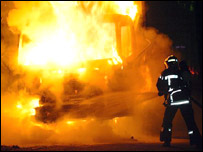 Fransa'da yanan bir araç