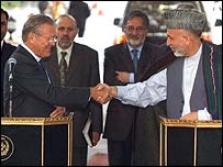 Ministr obrany Donald Rumsfeld a afghánský prezident Hamíd Karzáí
