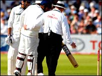 ظہیر خان ٹرینٹ برج ٹیسٹ کے دوران ایمپائر کو جیلی بین دکھاتے ہوئے