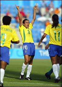 Marta comemora um gol com suas companheiras de time (foto Wander Roberto/COB)