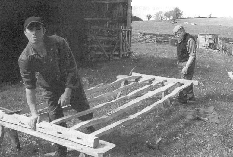 Carwyn a Maurice wrthi'n gwneud y giat