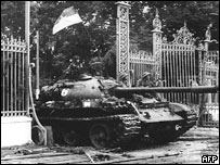 Xe tăng đâm đổ cổng dinh Độc lập