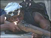 Rebelde protege barricada em Gonaives, no Haiti