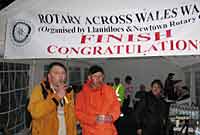 Dau gerddwr yn dathlu efo sigar