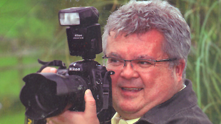 Llun o Arwyn Roberts ar glawr y llyfr