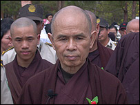 Thiền sư Thích Nhất Hạnh và các tín đồ 