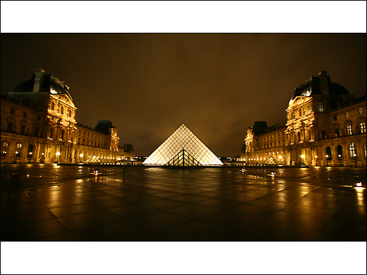 由贝聿铭设计的卢浮宫金字塔与周围的传统建筑形成强烈反差。