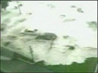 Onda arrasta veículos (Imagem: Live Leake)