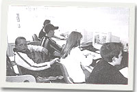 Plant yn defnyddio cyfrifiaduron yn y gwe-gaffi