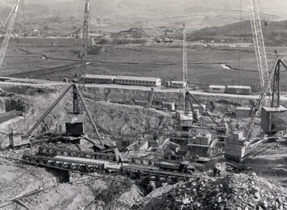 Gwaith adeiladu Medi 28, 1959 gydag Argae Tanygrisiau yn y pellter.