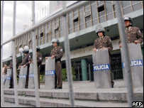 Policiais cercam entrada do Congresso equatoriano