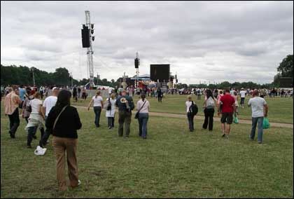 Crowd enters Hyde Park for Live8