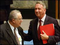 O enviado especial da ONU para o Oriente Médio, Terje Roed-Larsen (dir.) e Arye Mekel, vice-embaixador de Israel na ONU