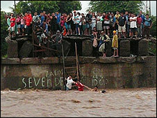 Un grupo de personas intenta cruzar un río a nado.
