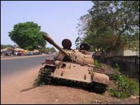 Tanque de guerra abandonado na Guiné-Bissau