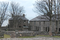 Y plas a tai ym mhentref Nant Gwrtheyrn