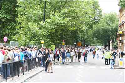 اوایل صف کنسرت، بیرون درهای هاید پارک