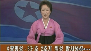 朝鮮電視台女主持播報衛星發射成功(12/12/2012)