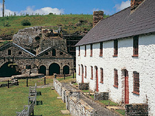 Bythynnod gweithwyr a'r ffwrneisi dur gerllaw ym Mlaenafon