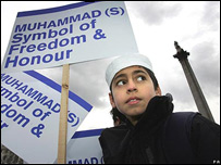 Muhammed Peygamber karikatürlerine tepki gösteren pankart taşıyan bir çocuk