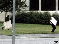 Os ladrões foram fotografados carregando os quadros
