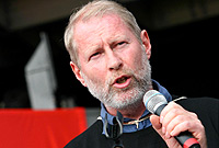 John Rowlands yn annerch y rali