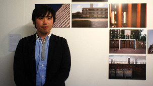 毕业展上,曾诚与自己的作品合影。