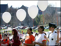 Homenagem às vítimas do massacre na Virginia Tech University
