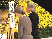 امپراتور و امپراتريس ژاپن در مراسم يادبود