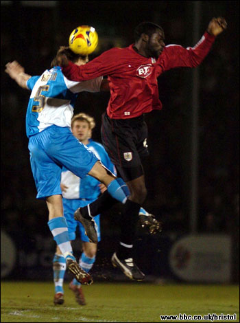 Players tussle in the air (Pic: Jeff Davis)