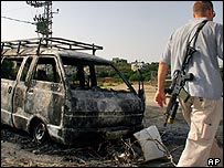 Oficial israelense examina van depois de ataque na Cisjordânia