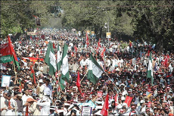 जारी है बुश का विरोध