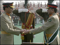 فوجی کمان کی منتقلی