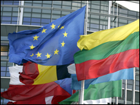 Cờ treo bên ngòai Nghị viện châu Âu