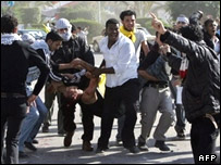 انتقال یکی از زخمیان 