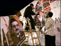 Seçim öncesinde afiş asan Filistinliler 