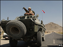 Lính Nato trên xe tăng gần thủ đô Kabul ngày 26.9