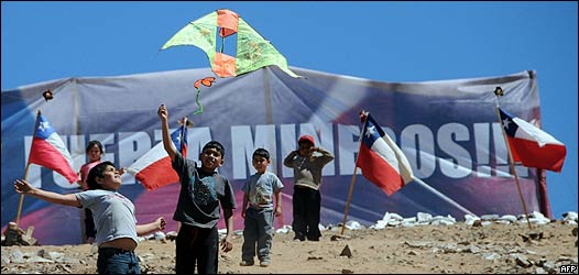Nietos de los mineros remontan cometas cerca del campamento Esperanza
