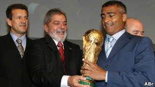 Lula comemora em Zurique com Romário e Dunga a confirmação do Brasil como sede da Copa do Mundo de 2014