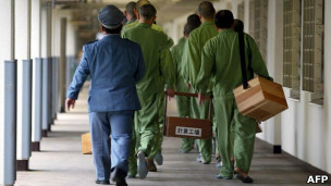 Prisioneiros em penitenciária japonesa (foto: AFP)