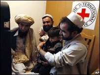 Criança conversa com o pai por videofone na base aérea de Bagram