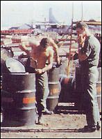 Những thùng thuốc hóa học diệt cỏ được đánh dấu màu da cam