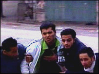 Palestinos buscam se proteger durante a incursão em Ramallah