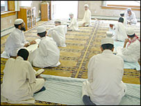 नमाज़ अदा करते लोग