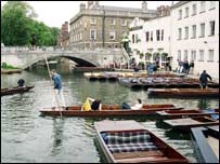 Chống thuyền trên sông Cam