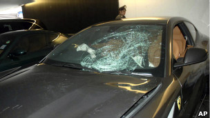 Un policía inspecciona el vehículo involucrado en el incidente