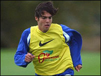 O meia Kaká em ação no treino na Seleção