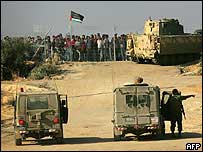 Cerbydau milwrol yn Gaza